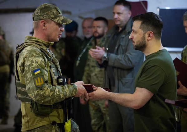 미콜라이우 지역의 우크라이나 군대 전방을 방문했던 볼로디미르 젤렌스키 대통령/사진=볼로디미르 젤렌스키 대통령 페이스북