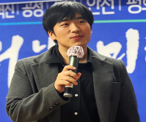 사진='사람사는세상 노무현재단'의 황희두 이사 페이스북