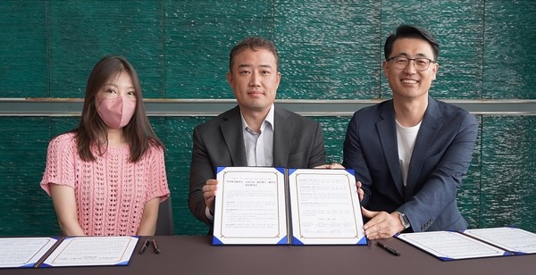 사진: (왼쪽부터)오이스터 문오경 공동대표, 오이스터 양기혁 공동대표, 솔트룩스 이경일 대표(플루닛 대표)