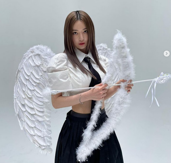 르세라핌 소속 사쿠라는 자신의 인스타그램에 천사 이모티콘, '데이즈드 코리아' 해시태그와 함께 여러 사진을 게재했다./사진=사쿠라 인스타그램