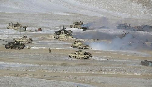 2021년 중반 인도 국경 지대 라다크 판공호 인근서 철수하는 중국군 탱크와 병사/사진=연합뉴스