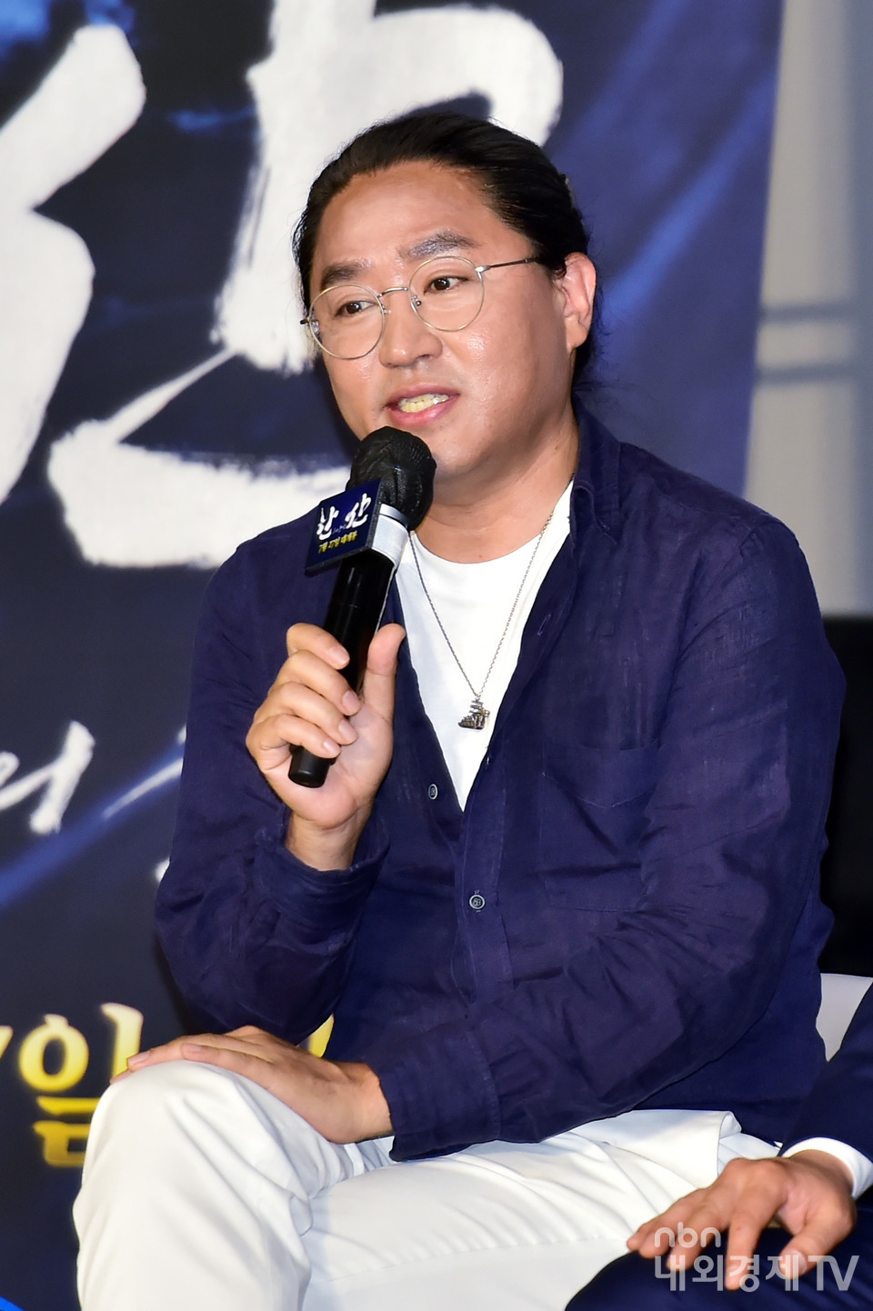 김한민 감독이 작품에 대해 이야기 하고 있다.