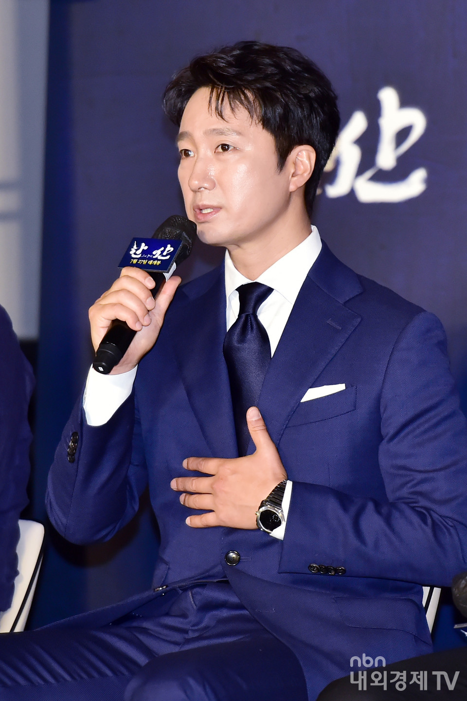 작품에 대해 이야기 하는 배우 박해일.