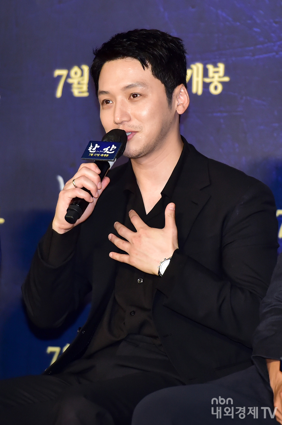 배우 변요한이 작품에 대해 이야기 하고 있다.