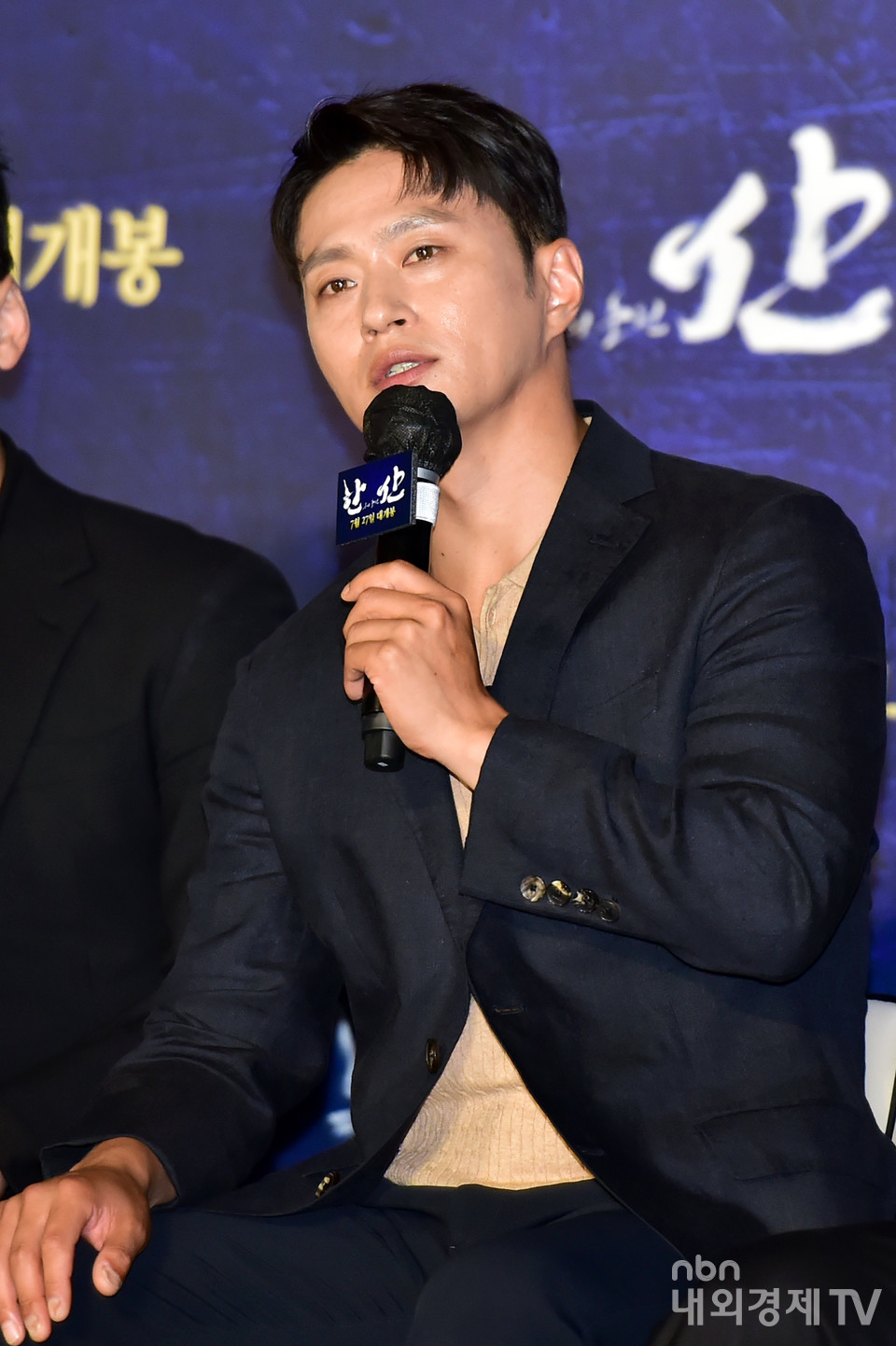 배우 김성규가 작품 속 배역에 대해 이야기 하고 있다.