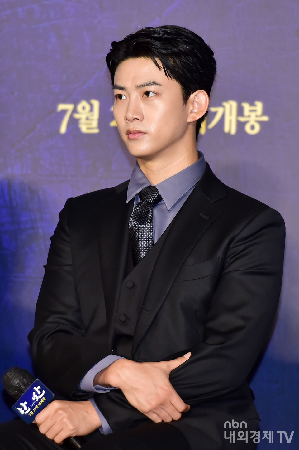 취재진 질문 듣고 있는 배우 옥택연.