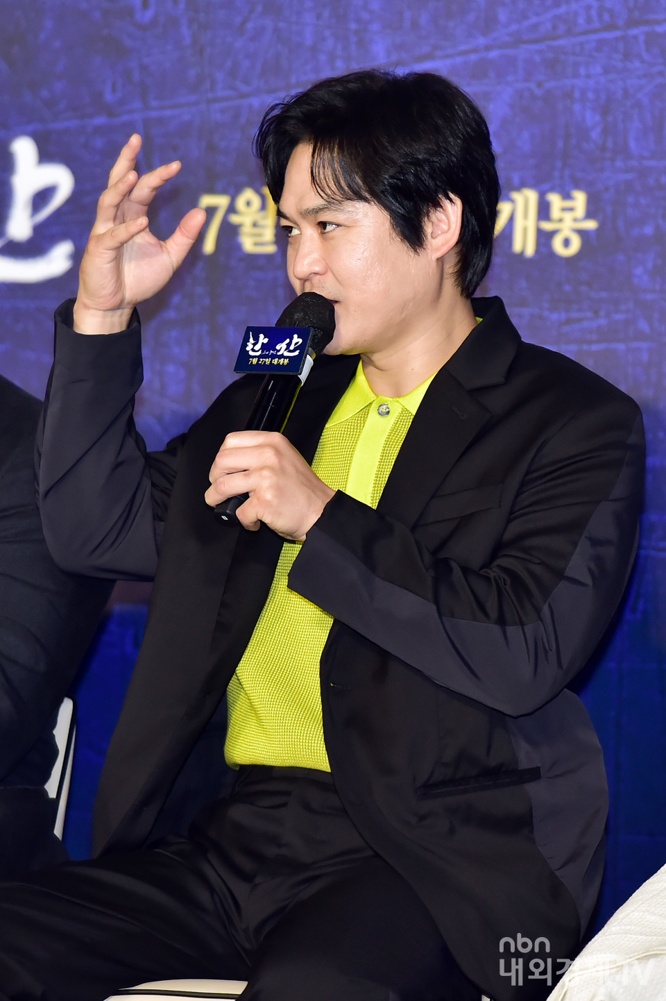 배우 김성균이 일본어 연기가 쉽지 않았다고 말하고 있다..