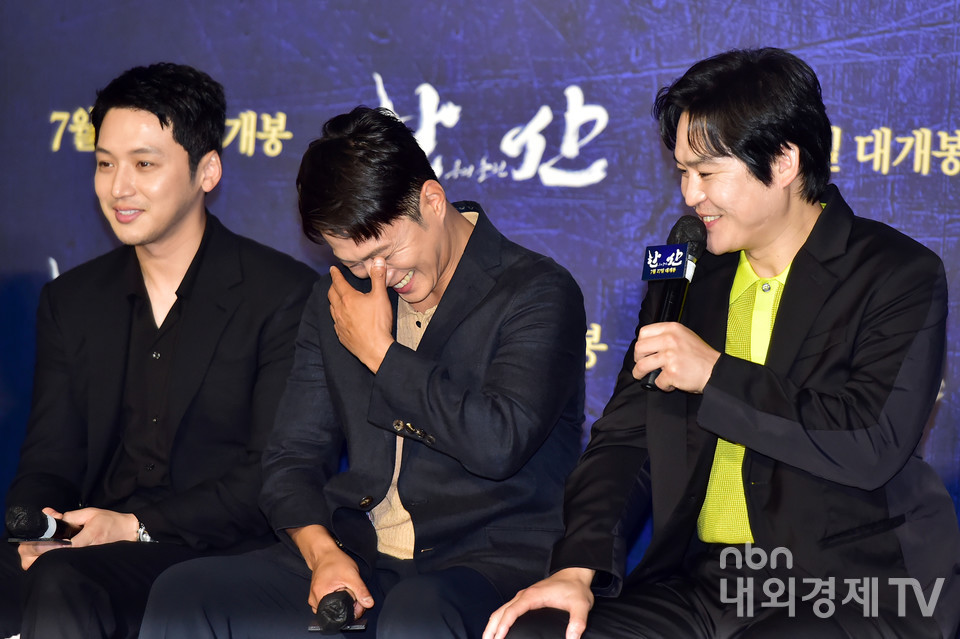 배우 김성균의 재치있는 입담에 웃음 터진 김성규.