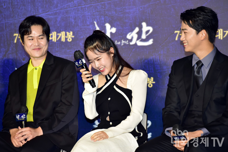 천만배우 김향기가 '한산: 용의 출현'이 천만 관객의 기운이 느껴진다고 말하고 있다.