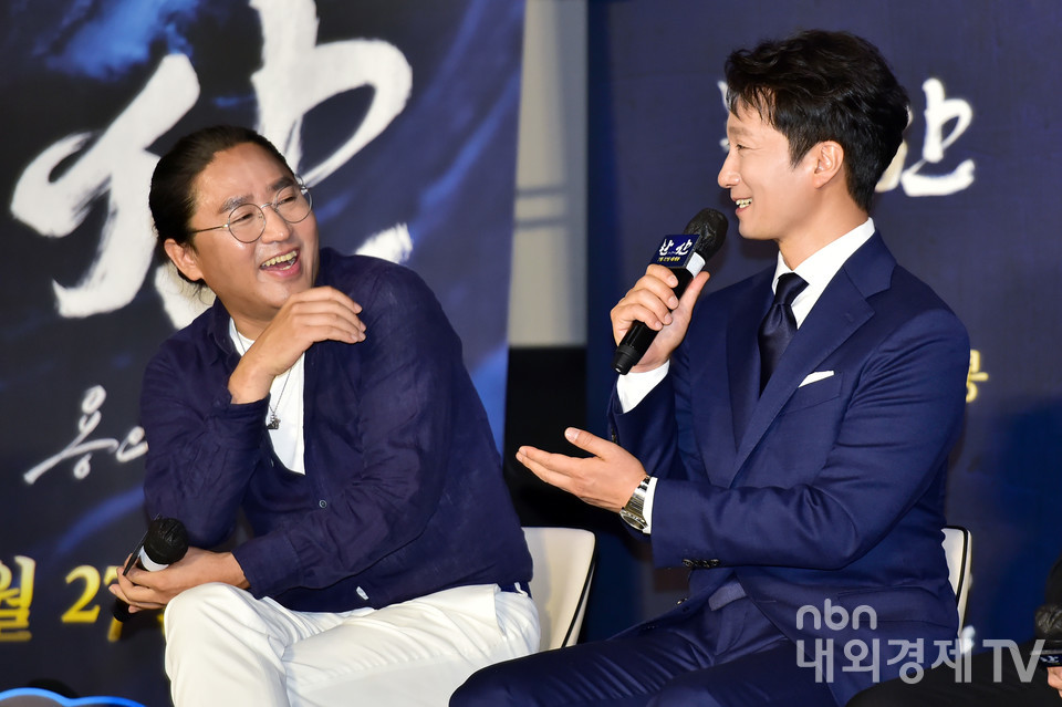 훈훈한 분위기의 배우 박해일과 김한민 감독.