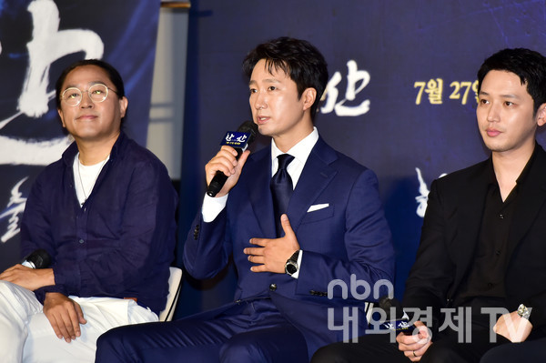 28일 오전 진행된 영화 '한산: 용의 출현' 제작보고회에서 배우 박해일이 작품에 대해 이야기 하고 있다. 사진=이건 기자