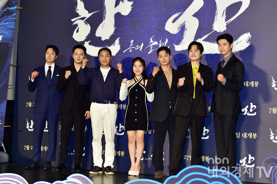 영화 '한산: 용의 출현'의 주역들이 파이팅을 외치고 있다. 왼쪽부터 배우 박해일, 변요한, 김한민 감독, 배우 김향기, 김성규, 김성균, 옥택연.