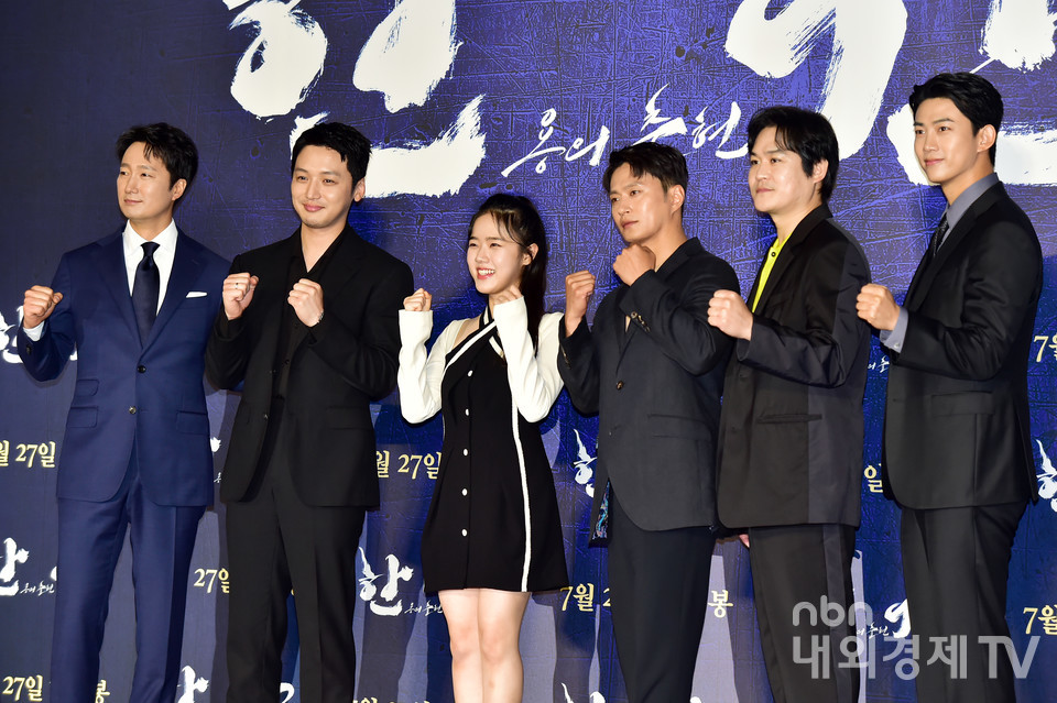 배우 박해일, 변요한, 김향기, 김성규, 김성균, 옥택연이 파이팅을 외치고 있다.