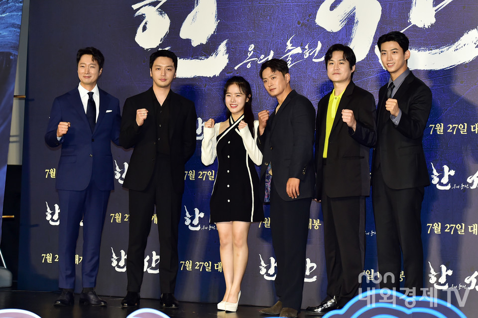 배우 박해일, 변요한, 김향기, 김성규, 김성균, 옥택연이 파이팅을 외치고 있다.