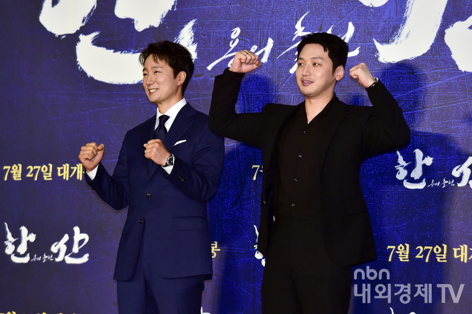 파이팅 넘치는 포즈 취하는 배우 박해일(왼쪽)과 변요한.