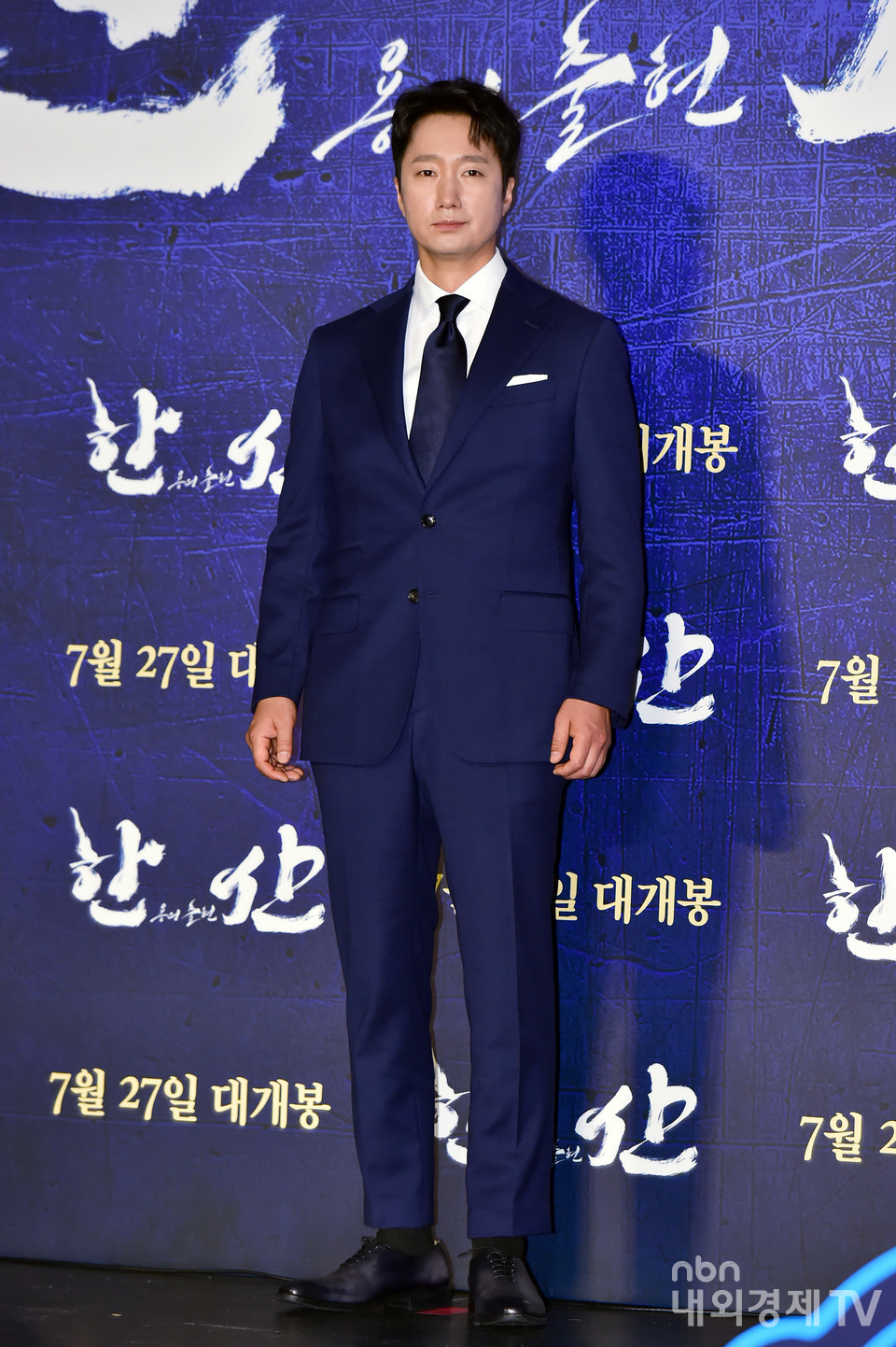 젊은 이순신의 등장. 배우 박해일이 포즈를 취하고 있다.