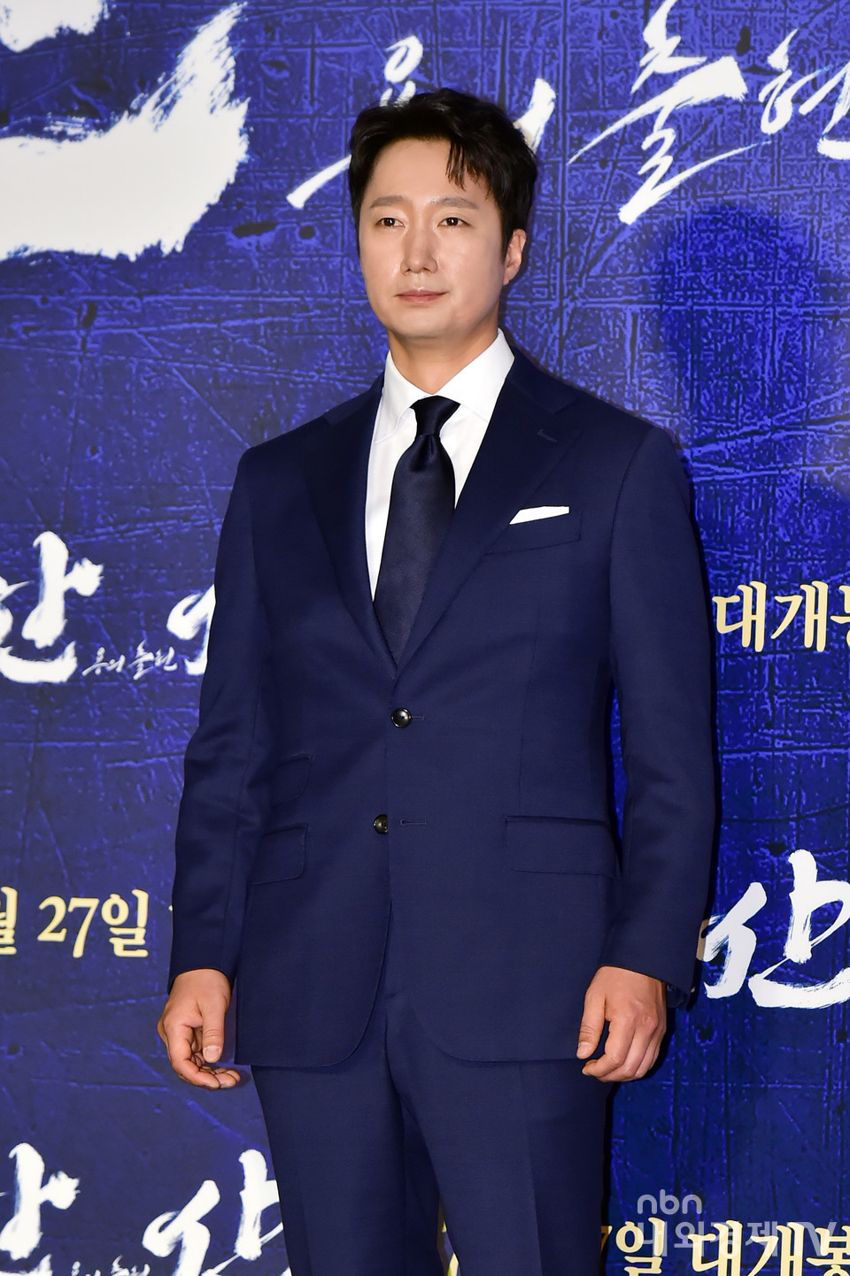 젊은 이순신의 등장. 배우 박해일이 포즈를 취하고 있다.