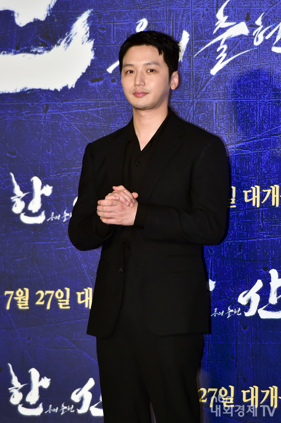 차분한 모습으로 포즈 취하는 배우 변요한.