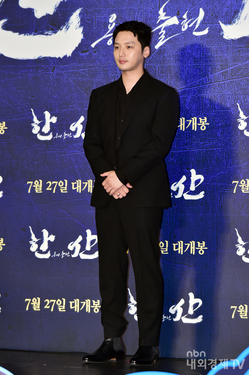 차분한 모습으로 포즈 취하는 배우 변요한.