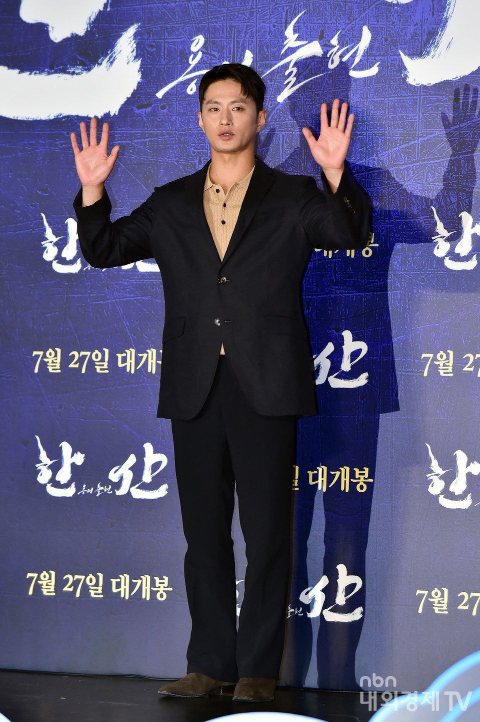 포즈 취하는 배우 김성규.