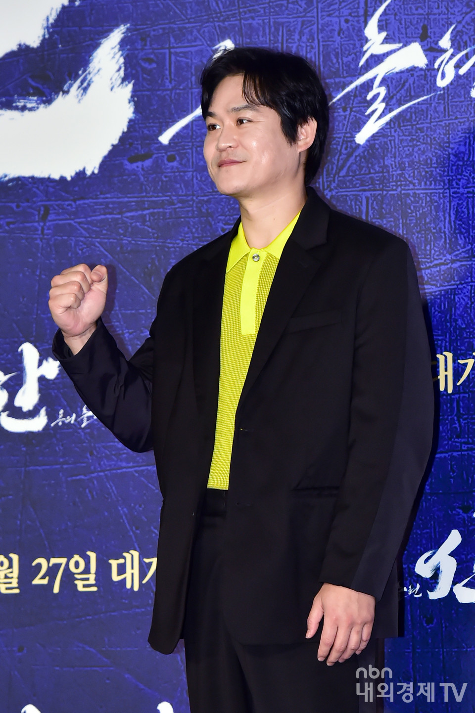 배우 김성균이 포즈를 취하고 있다.