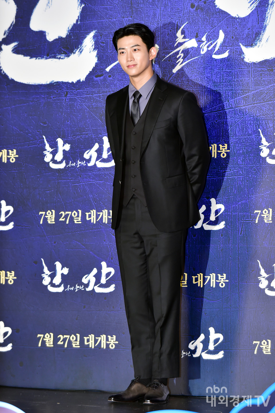 배우 옥택연이 은은한 미소로 포즈를 취하고 있다.