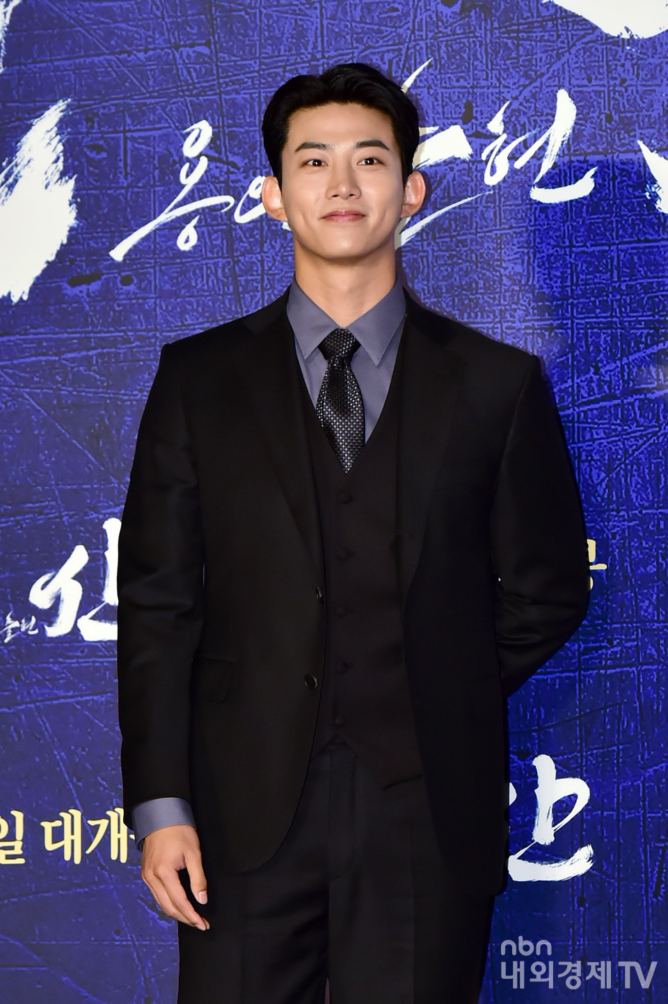 배우 옥택연이 은은한 미소로 포즈를 취하고 있다.