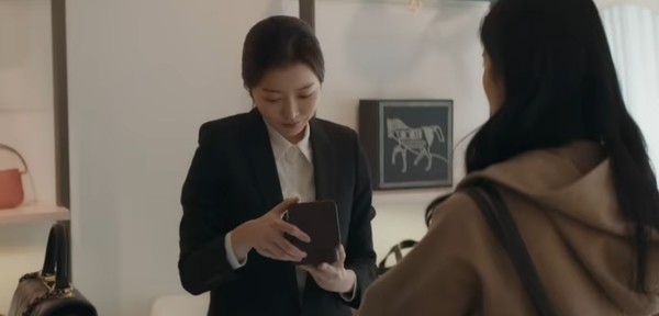 드라마 '안나' 속 시계를 파는 장면. / 사진=쿠팡플레이 '안나' 캡쳐