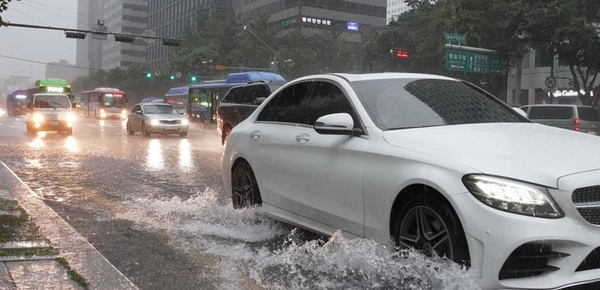 서울 및 수도권 지역에 집중호우가 계속돼 서울시 도로 곳곳이 통제돼 퇴근길 정체가 있을 것으로 보인다./사진=연합뉴스