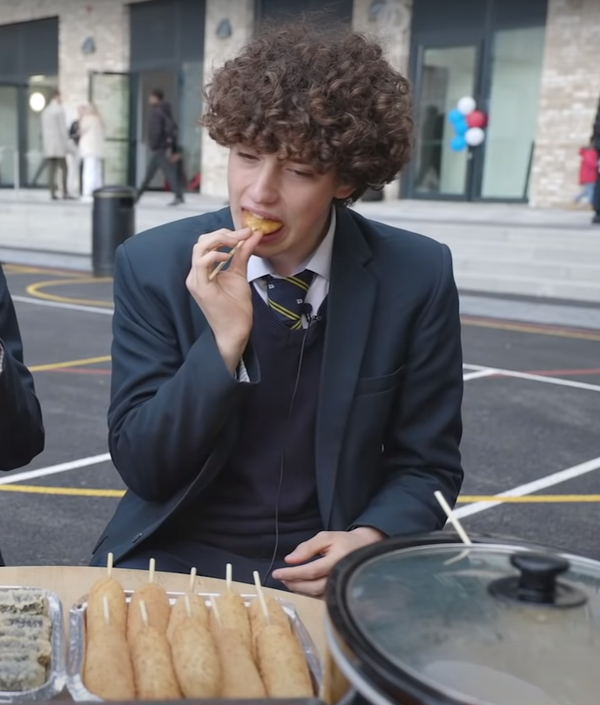 500만명의 구독자를 보유한 채널 '영국남자'에 출연했던 영국의 고등학생 레이 쿨라(18)가 연상의 한국 여자친구를 상대로 바람을 피웠다는 사실이 폭로됐다./사진=영국남자 유튜브