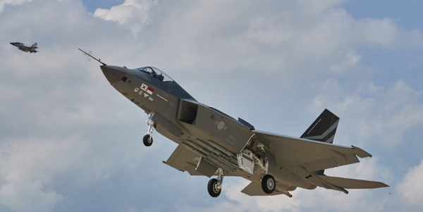 19일 한국형 초음속 전투기 KF-21 보라매의 첫 비행이 성공한 가운데 관련주에 대한 관심이 집중되고 있다./사진=연합뉴스