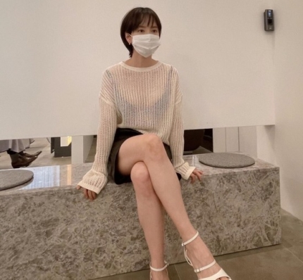 배우 송지효가 속옷이 훤히 비치는 시스루를 입고 모습을 보였다./사진=송지효 인스타그램