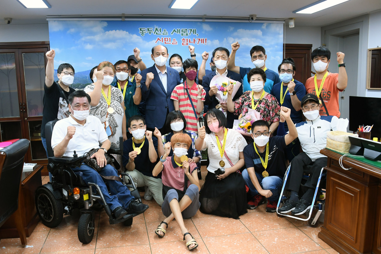 동두천시, ‘제7회 경기도지사배 전국 장애인태권도대회’입상선수 메달 수여식 모습 [사진=동두천시]