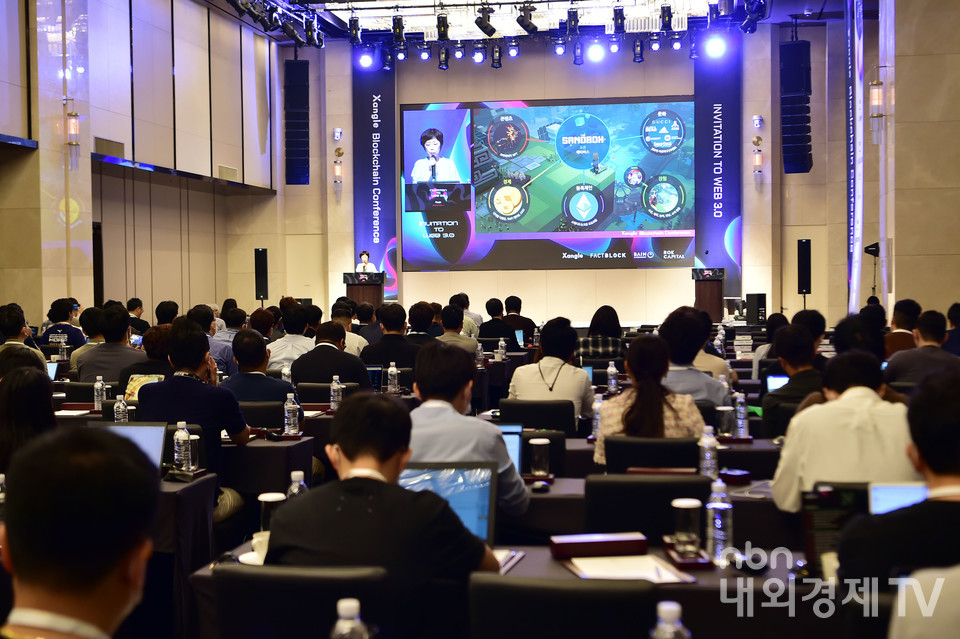 '어돕션(Adoption) 2022' 콘퍼런스에서 더 샌드박스 코리아 이승희 대표이사가 메타버스에 관한 주제로 발표하고 있다.