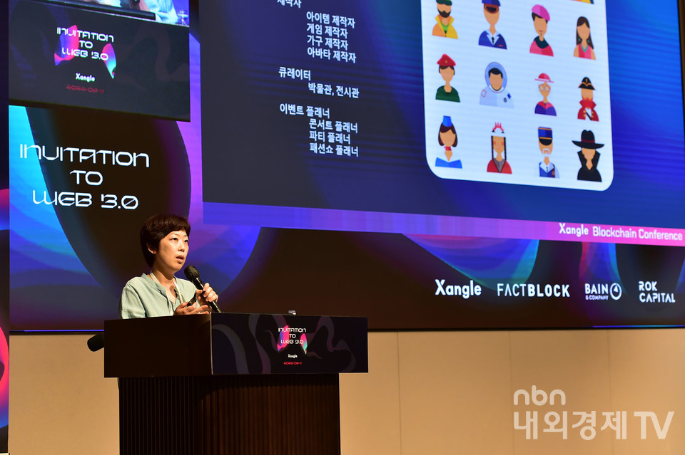 '어돕션(Adoption) 2022' 콘퍼런스에서 더 샌드박스 코리아 이승희 대표이사가 메타버스에 관한 주제로 발표하고 있다.