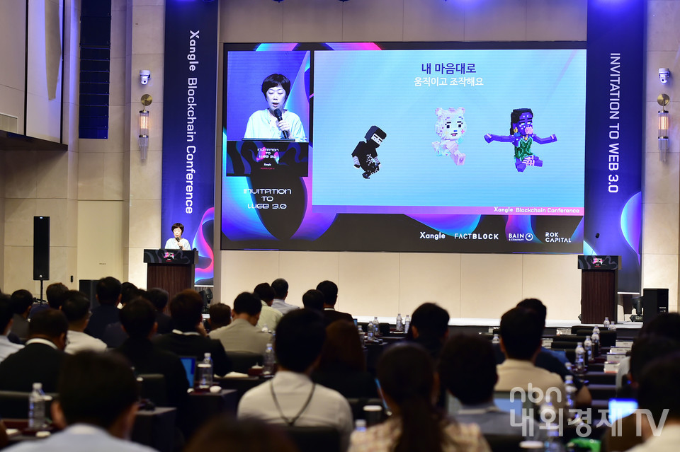 '어돕션(Adoption) 2022' 콘퍼런스에서 더 샌드박스 코리아 이승희 대표이사가 메타버스에 관한 주제로 발표하고 있다.