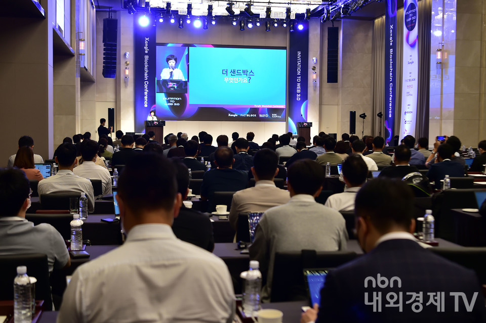 '어돕션(Adoption) 2022' 콘퍼런스에서 더 샌드박스 코리아 이승희 대표이사가 메타버스에 관한 주제로 발표하고 있다.