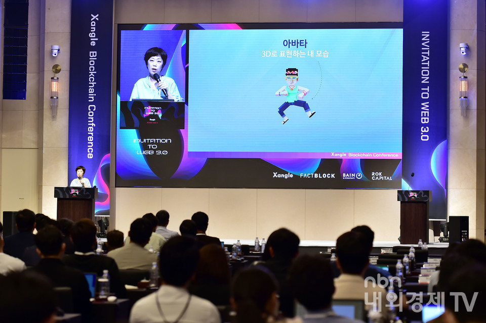 '어돕션(Adoption) 2022' 콘퍼런스에서 더 샌드박스 코리아 이승희 대표이사가 메타버스에 관한 주제로 발표하고 있다.