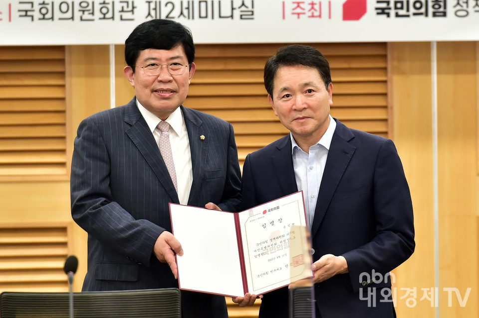 '제3차 민·당·정 간담회 및 디지털자산특별위원회 출범식'에서 국민의힘 성일종 정쵁위의장이 윤창현 의원에게 디지털자산특별위원회 위원장 임명장을 수여하고 기념촬영을 하고 있다.