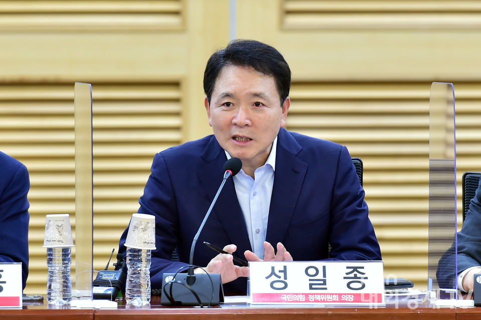 인사말 하는 성일종 국민의힘 정책위원회 의장.