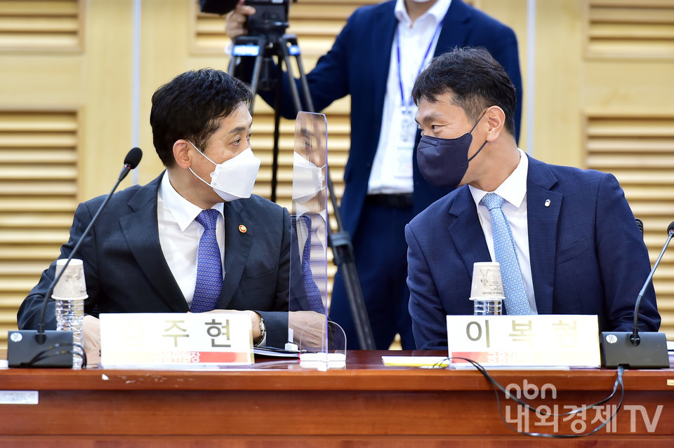 대화 나누는 김주현 금융위원장(왼쪽)과 이복현 금융감독원장.
