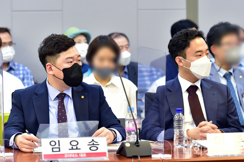 간담회에 참석한 코어닥스 임요송(좌) 코어닥스 대표와 고팍스 이준행 대표.
