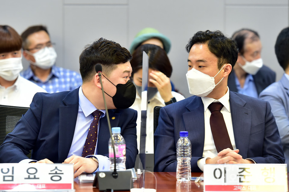 간담회에 참석한 코어닥스 임요송(좌) 코어닥스 대표와 고팍스 이준행 대표가 대화를 나누고 있다.