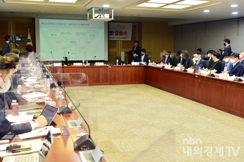 장중혁 블록체인연구소장이 '블록체인 기술이 바꿔 놓을 디지털자산과 산업의 미래'를 주제로 전문가 발표를 하고 있다.