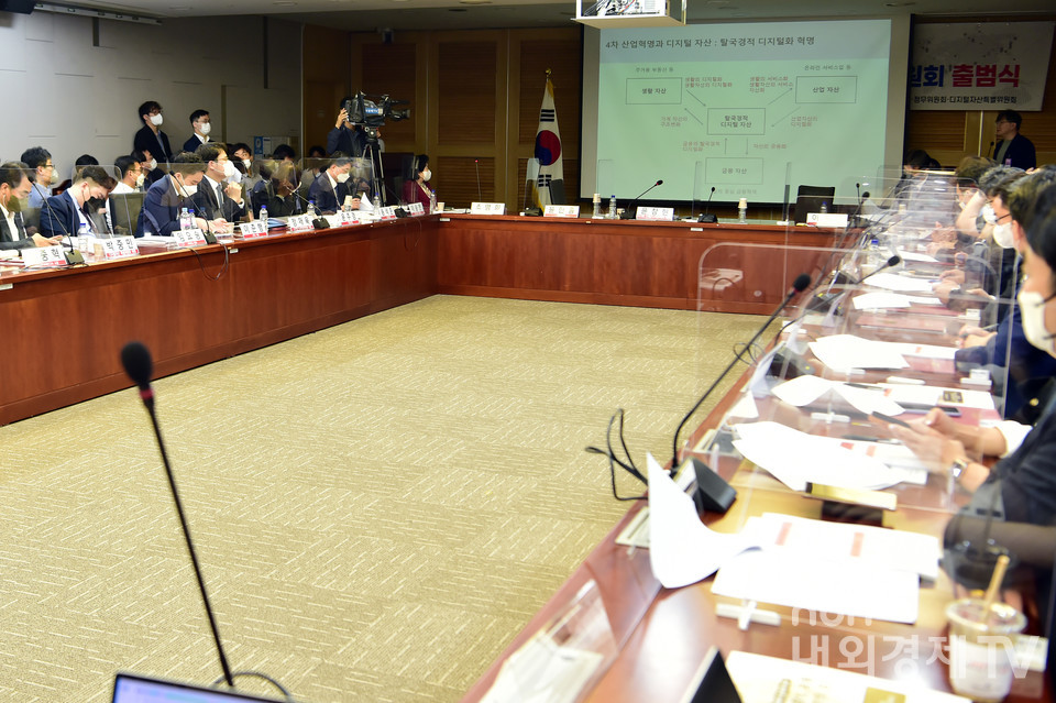 장중혁 블록체인연구소장이 '블록체인 기술이 바꿔 놓을 디지털자산과 산업의 미래'를 주제로 전문가 발표를 하고 있다.