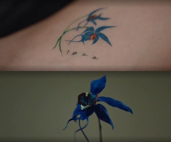 Tatuagem no tornozelo de Jinhwa Young e orquídea azul no local da morte do detetive / Foto = Fotografia por TVN 'Little Women'
