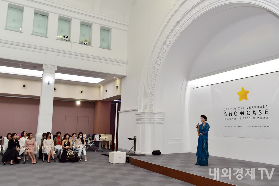 서울 중구 시민청 태평홀에서 진행된 '미즈실버코리아 2022 퀸 선발대회' 쇼케이스에서 한 참가자가 시 낭송을 하고 있다.