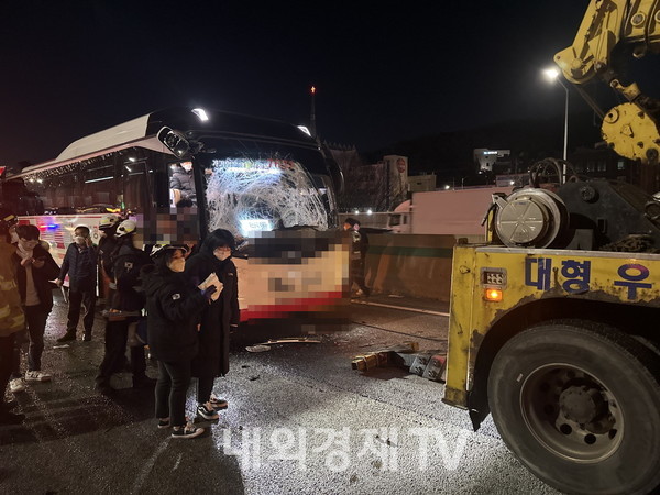 [내외경제TV] 송영훈 기자 = 20일 저녁 6시 20분쯤 경부고속도로 서울방향 서울요금소를 지난 판교 ic 약 1.5km 전방 404k 지점에서 1, 2, 3 차로에 걸쳐 대형버스 5대 관련 추돌 사고가 발생했다. 이 사고로 부상자가 43명으로 중간 집계 중이며 인명피해 정도는 대부분 경상이고 부상자 숫자는 더 늘어날 전망이다.   8시 45분 현재 경찰과 소방 당국, 한국도로공사는 1, 2차로를 통제하고 현장수습에 총력을 기울이고 있다.(사진=독자제공)