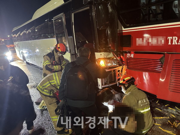 [내외경제TV] 송영훈 기자 = 20일 저녁 6시 20분쯤 경부고속도로 서울방향 서울요금소를 지난 판교 ic 약 1.5km 전방 404k 지점에서 1, 2, 3 차로에 걸쳐 대형버스 5대 관련 추돌 사고가 발생했다. 이 사고로 부상자가 43명으로 중간 집계 중이며 인명피해 정도는 대부분 경상이고 부상자 숫자는 더 늘어날 전망이다.   8시 45분 현재 경찰과 소방 당국, 한국도로공사는 1, 2차로를 통제하고 현장수습에 총력을 기울이고 있다.(사진=독자제공)