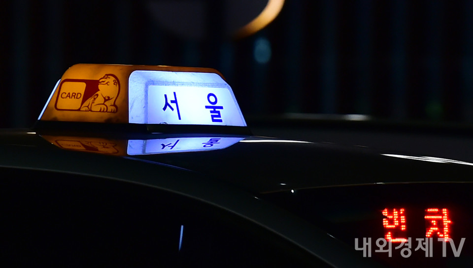 2월 1일 오전 4시부터 서울 택시 기본 요금이 조정·시행됨에 따라 요금이 인상됐다. 지난해 12월 서울 시내를 운행하는 택시. / 내외경제TV 자료